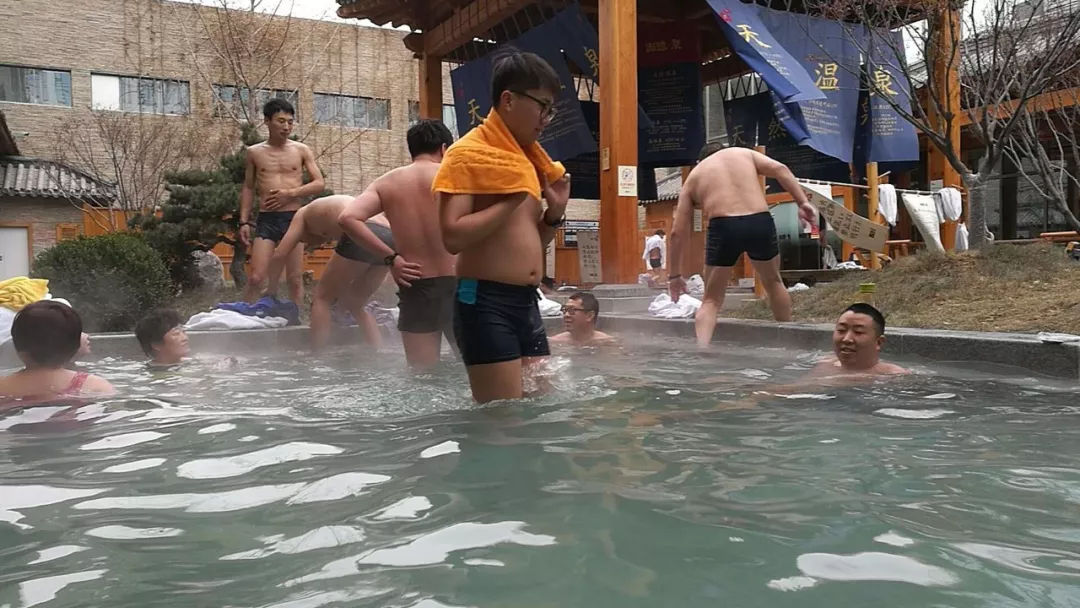 蓝狮在线 | 海鲜+温泉双倍满足，这个年会有点嗨！